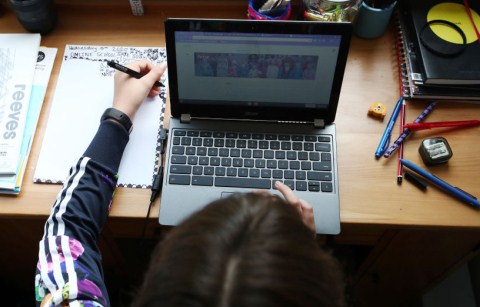 Mesim online per shkollat e mesme ne 7 bashki: Cfare parashikon skenari i trete